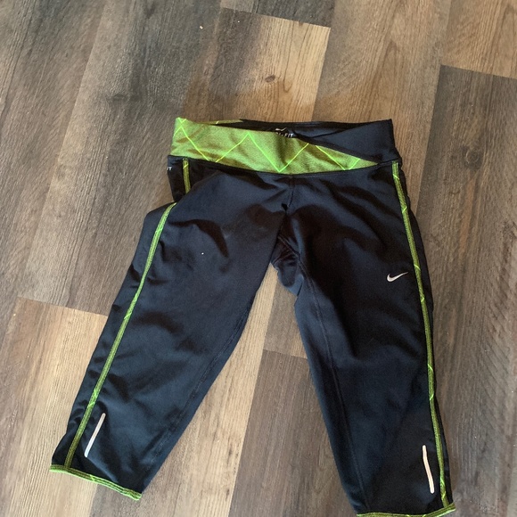 Nike dri fir running capris. Worn‎ a few times. 75 retail - Picture 1 of 4